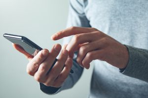 demande casier judiciaire smartphone main