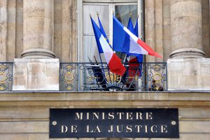 bâtiment du ministère de la justice avec des drapeaux Français