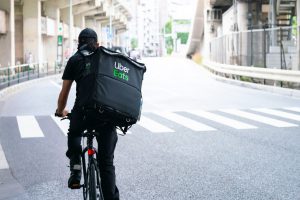 Livreur Uber Eats pédalant sur son vélo