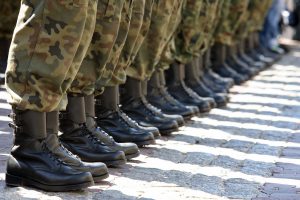 pieds de militaires debout en rang