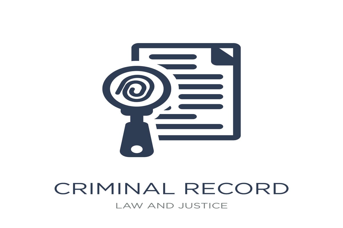 image d'une feuille avec une loupe posée devant et une inscription "criminal record law and justice" en dessous